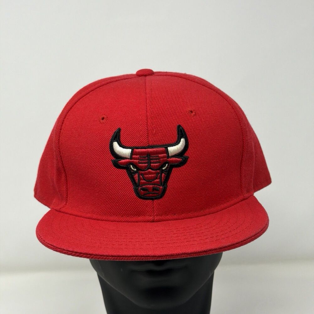 Chicago Bulls Red Fitted Hat Size 8 Flat Brim NBA Basketball Cap B.B.Box